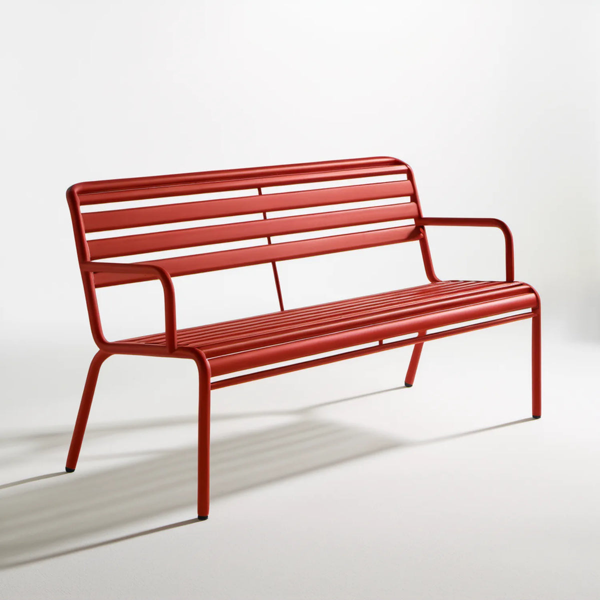 Czerwona dwuosobowa ławka ogrodowa ze stali 120 x 65 x 78 cm